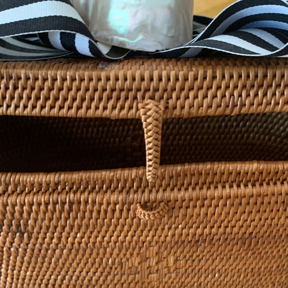 RETAIL $195 Basket Purse Natural Root Hand-Woven Custom Shell & Bow Accent - Picture 6 of 15